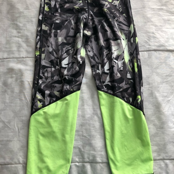 NIKE PRO (DRY -FIT )Capri - Picture 2 of 2